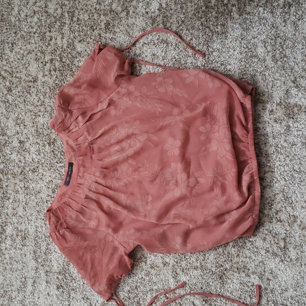 💖  $ 3 add on Pretty top with tie sleeves and gather neck💖